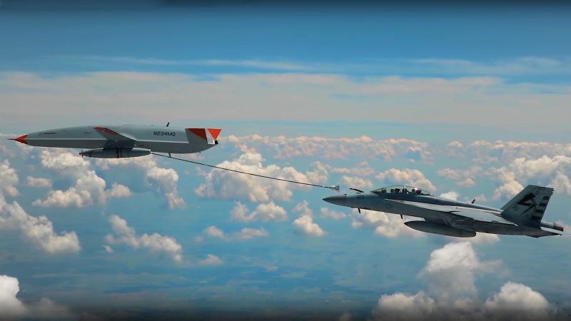 Rifornimento in volo in USA: da un drone MQ-25 Stingray T1 a un caccia Super Hornet F/A-18